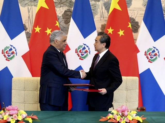 El canciller chino, Wang Yi, y el ministro de Exteriores dominicano, Miguel Vargas.