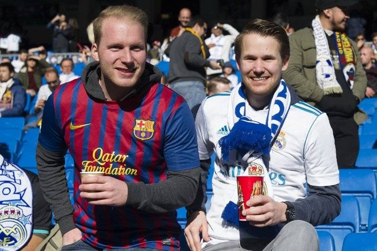 Un aficionado del Barsa y un madridista