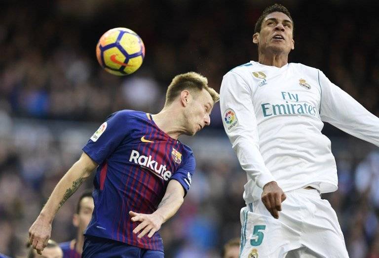 El francés Raphael Varane conecta un cabezazo