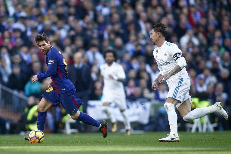 Messi se apresta a realizar un disparo