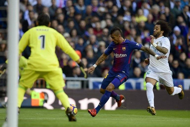 Paulinho intenta realizar un centro ante la presión de Marcelo
