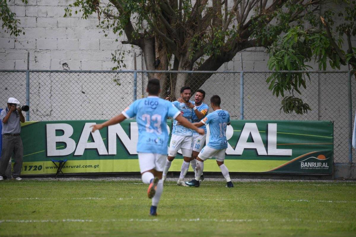 Bebote Pérez celebra su gol ante Municipal