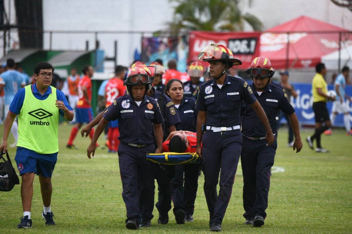 José Martínez es trasladado por los bomberos