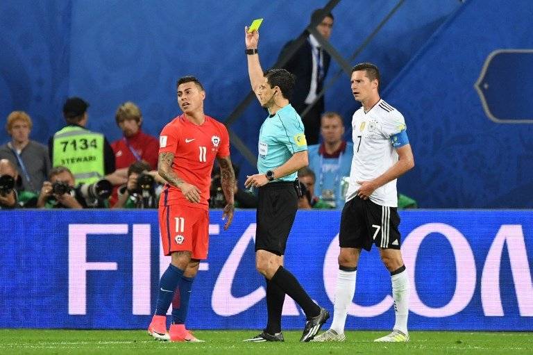 Mazic le muestra una tarjeta amarilla al chileno Eduardo Vargas