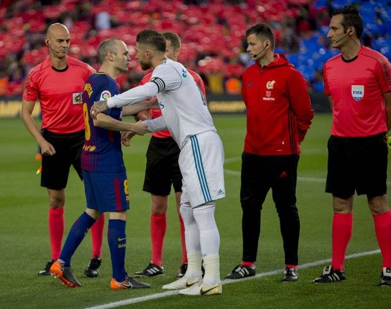 Iniesta, capitán del Barcelona, y Ramos el del Madrid
