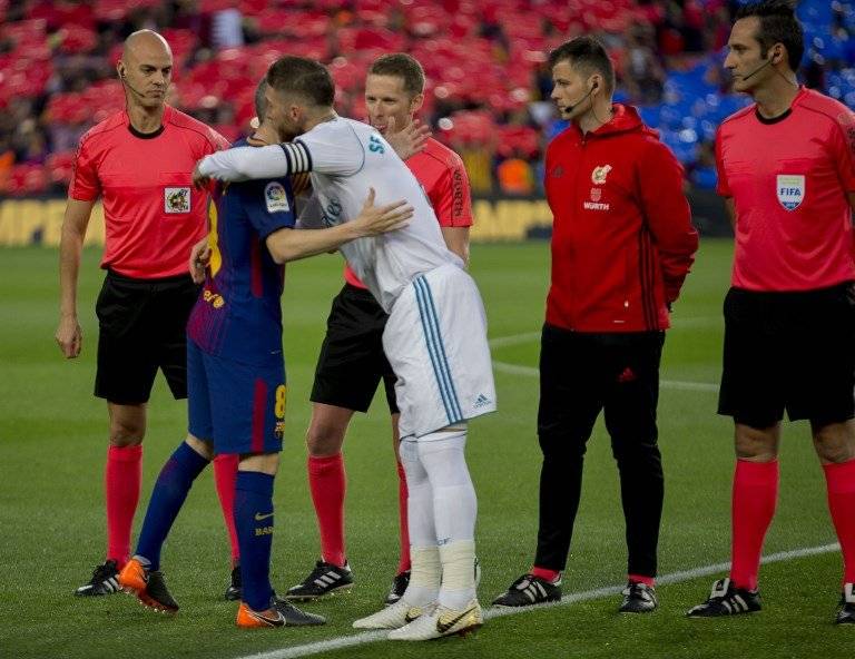 Iniesta y Ramos se abrazan previo al clásico