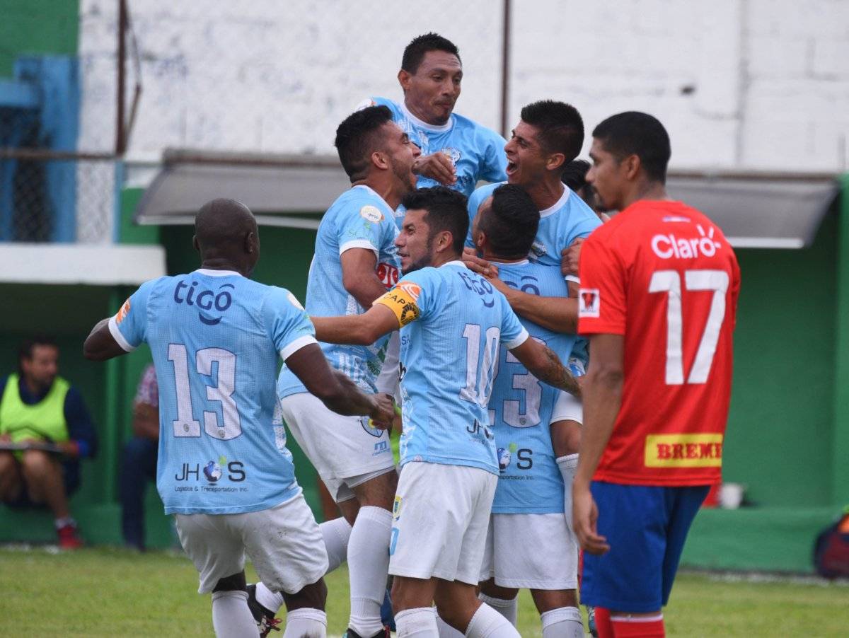 Los jugadores festejaron a lo grande.
