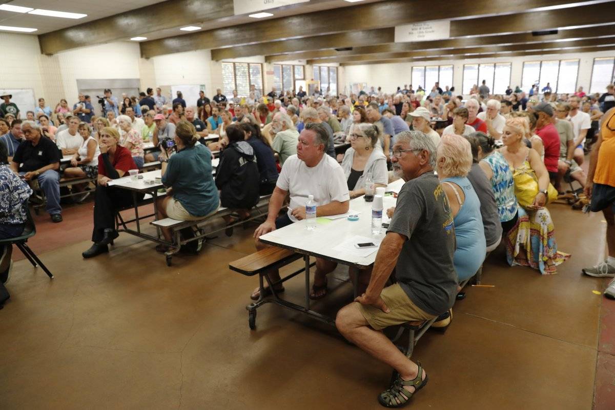 Los residentes de las áreas afectadas por la lava asisten a una reunión comunitaria en Pahoa High School, el viernes 4 de mayo de 2018 en Pahoa, Hawaii. Los líderes de la comunidad, los científicos y las autoridades locales responden preguntas sobre la er