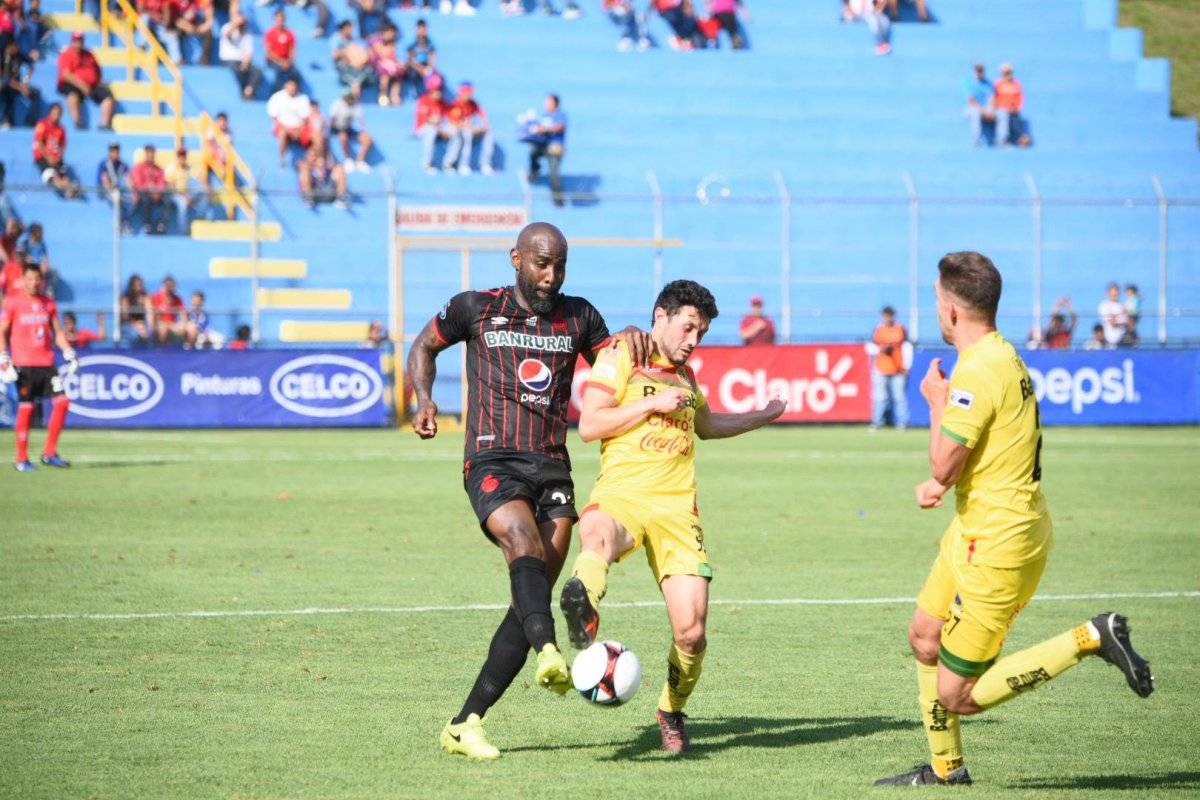 Felipe Baloy se anticipa a un jugador de Marquense