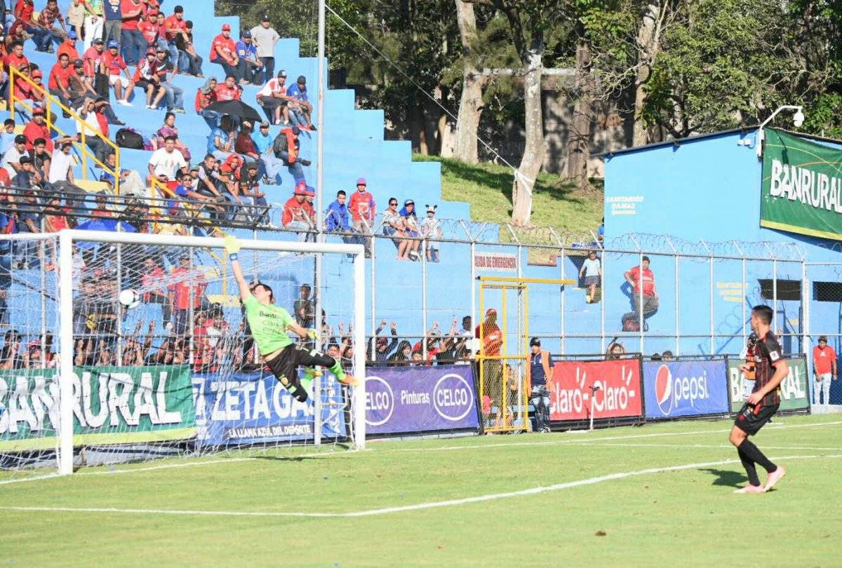 Martínez consigue una anotación contra Marquense