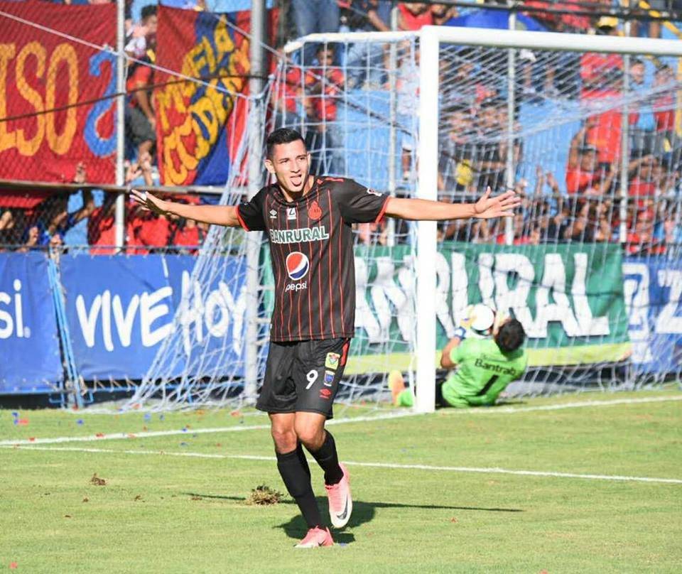 José Carlos Martínez celebra un gol