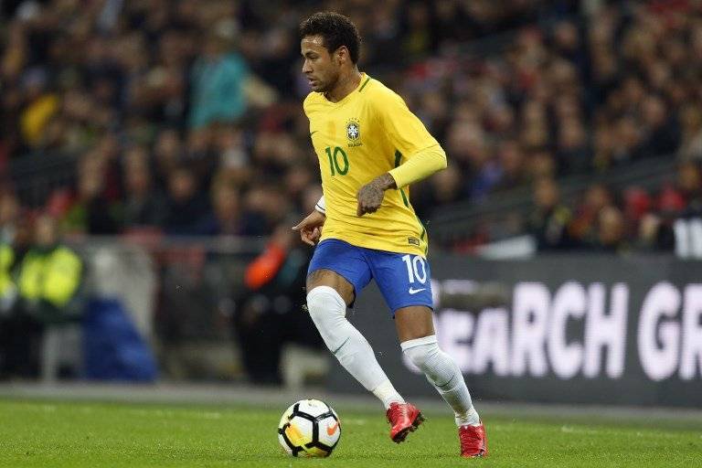 Neymar conduce la pelota en un partido de Brasil