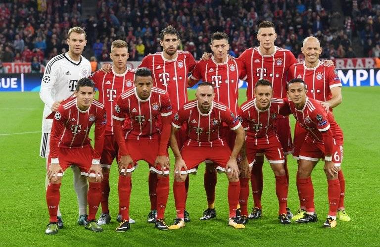 El equipo del Bayern antes de un partido en la Champions