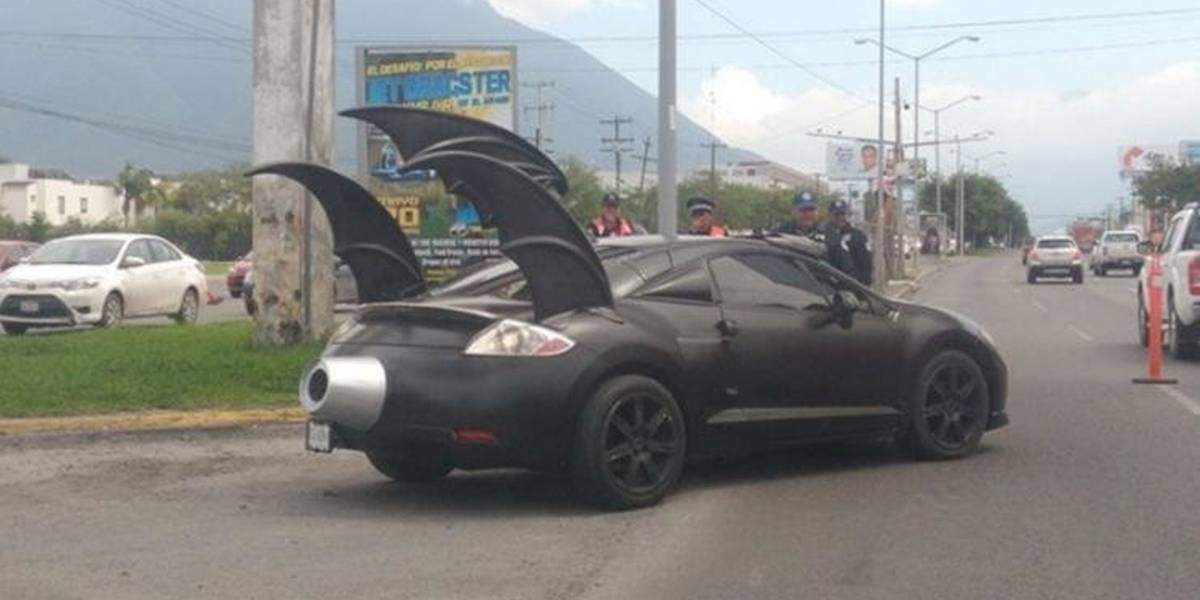 Agentes de tránsito detienen al "Batimóvil" en calles de México