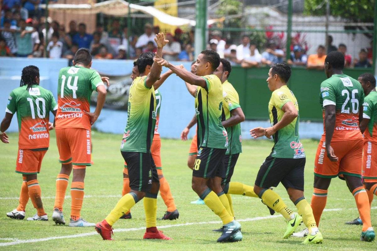 José Corena festeja su gol ante Siquinalá