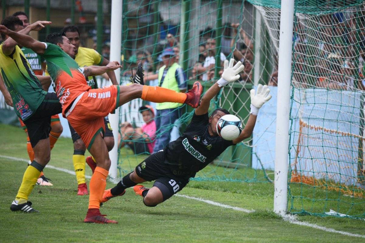 Paredes tapa un disparo de un jugador de Siquinalá