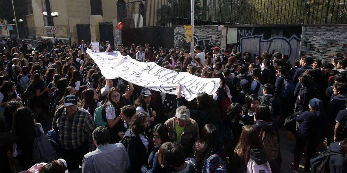 Alumnos del Instituto Nacional deciden no usar más el polémico polerón