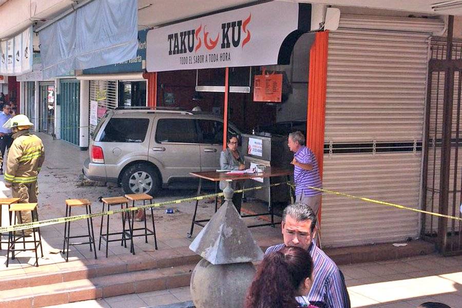 Camioneta se metió a negocio de tacos y atropelló a siete