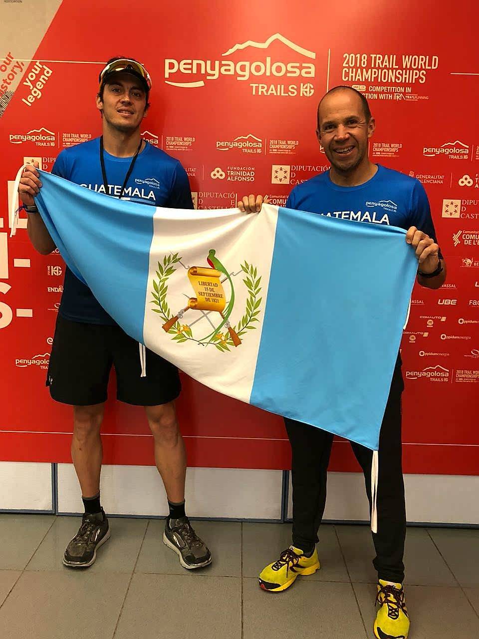 Sarmiento y Sagastume con la bandera de Guatemala