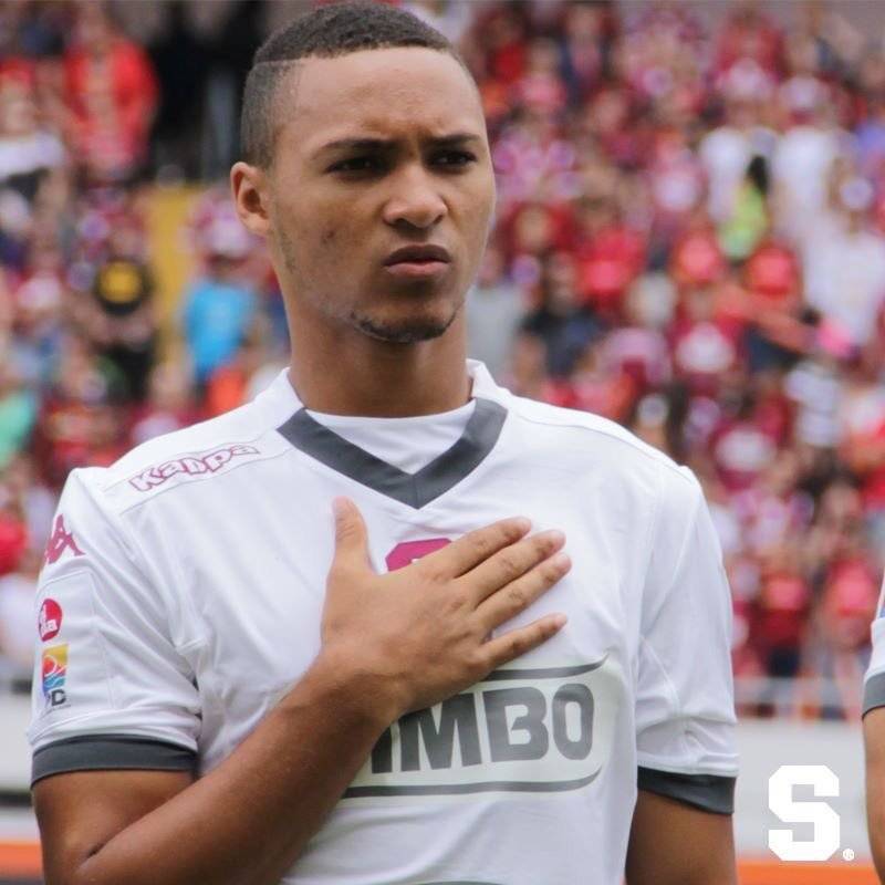 Irving Calderón en un juego con Saprissa