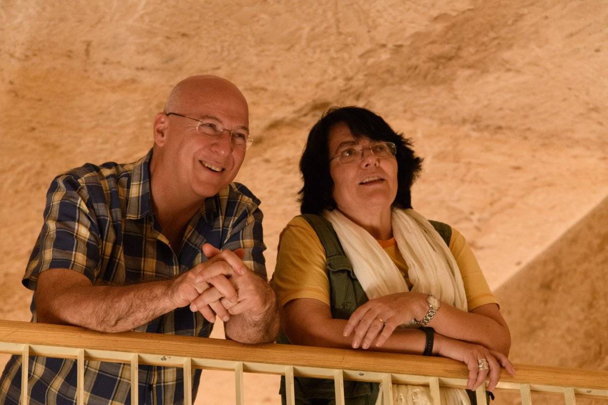 Dr. Francesco Porcelli junto con la Dra. Giuseppina Capriotti, Directora del Centro Arqueológico Italiano en El Cairo, dentro de la tumba de Tutankamon
