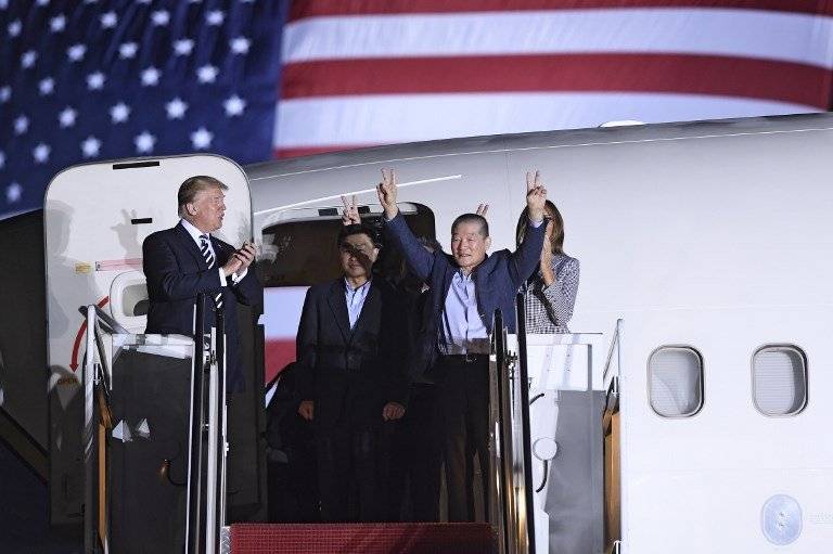 Donald Trump recibe a estadounidenses liberados por Corea del Norte
