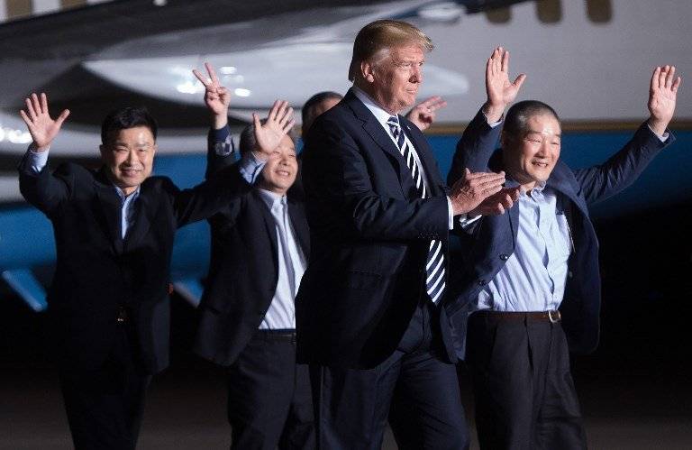 Donald Trump recibe a estadounidenses liberados por Corea del Norte
