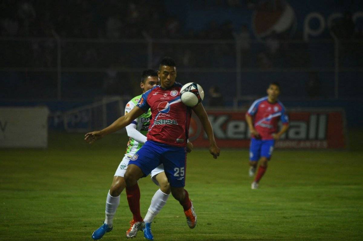 El jugador Albizures conduce la pelota ante un antigüeño