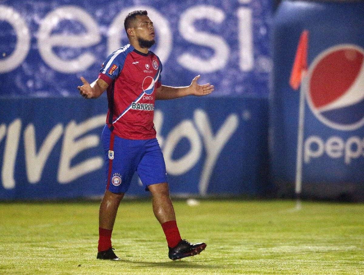 Festejo de Mario Castellanos en su gol