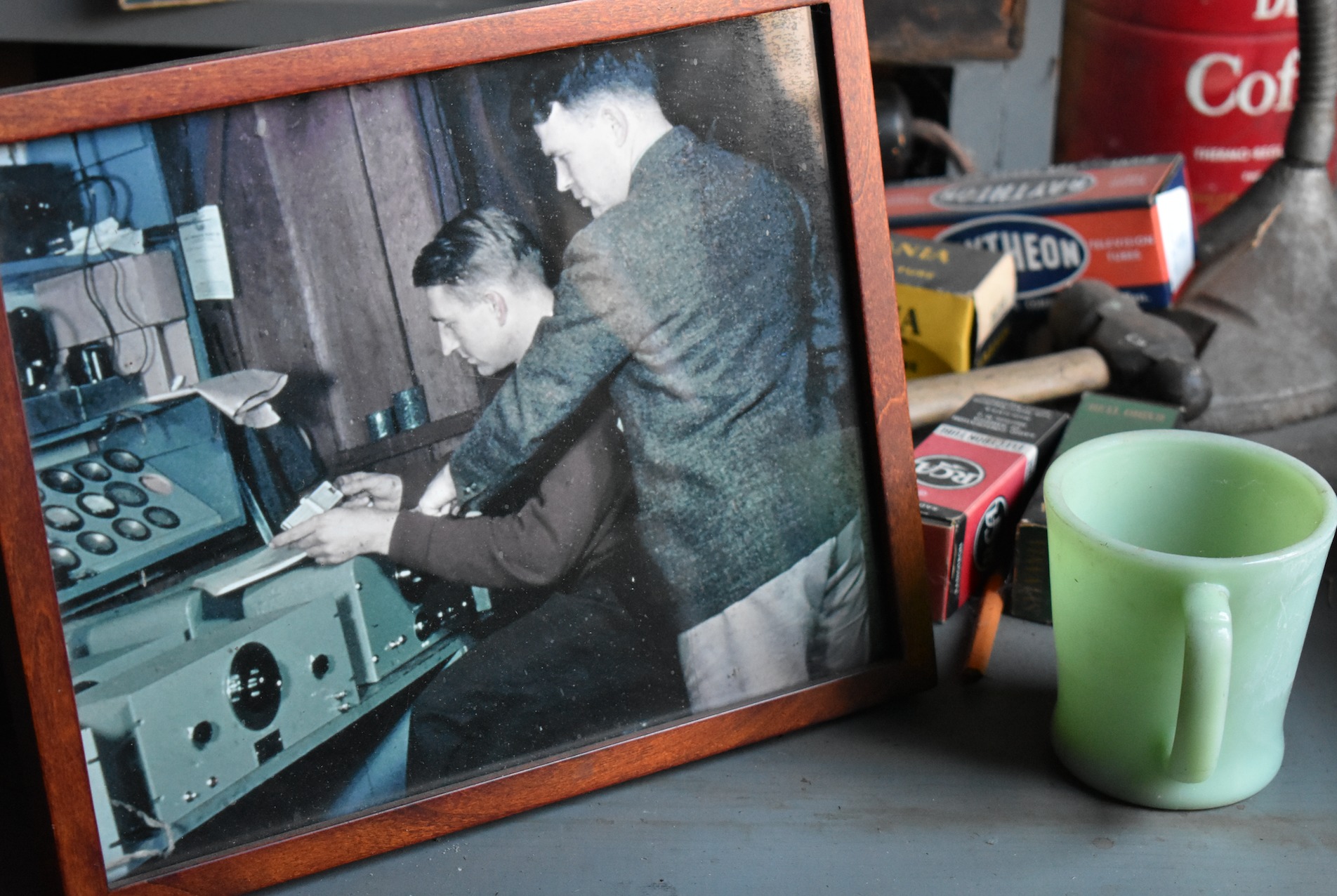 Hewlett y Packard trabajando en su taller Hewlett y Packard trabajando en su taller