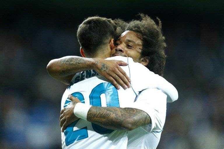 Marco Asensio y Marcelo se dan un abrazo