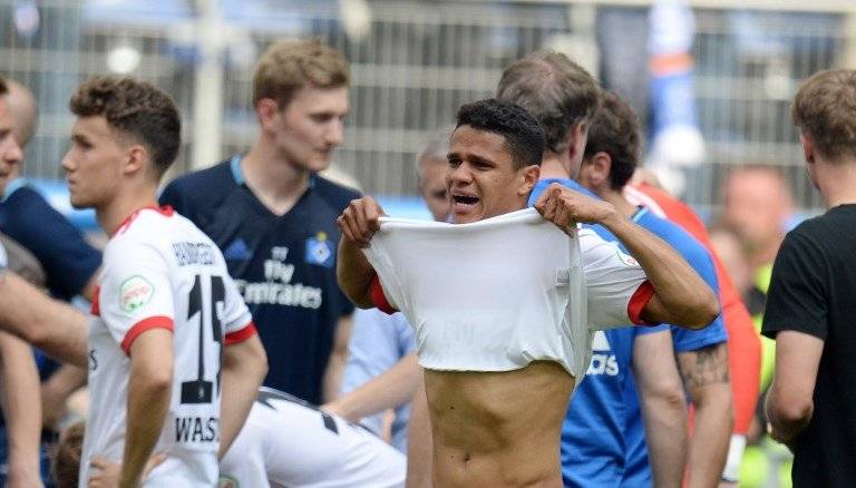 Un jugador del Hamburgo llora al finalizar el partido