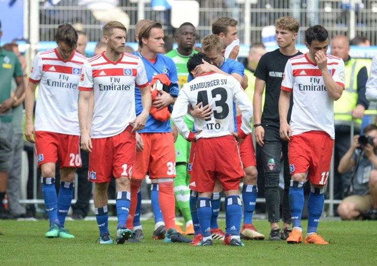 Los jugadores del Hamburgo se lamentan tras el descenso