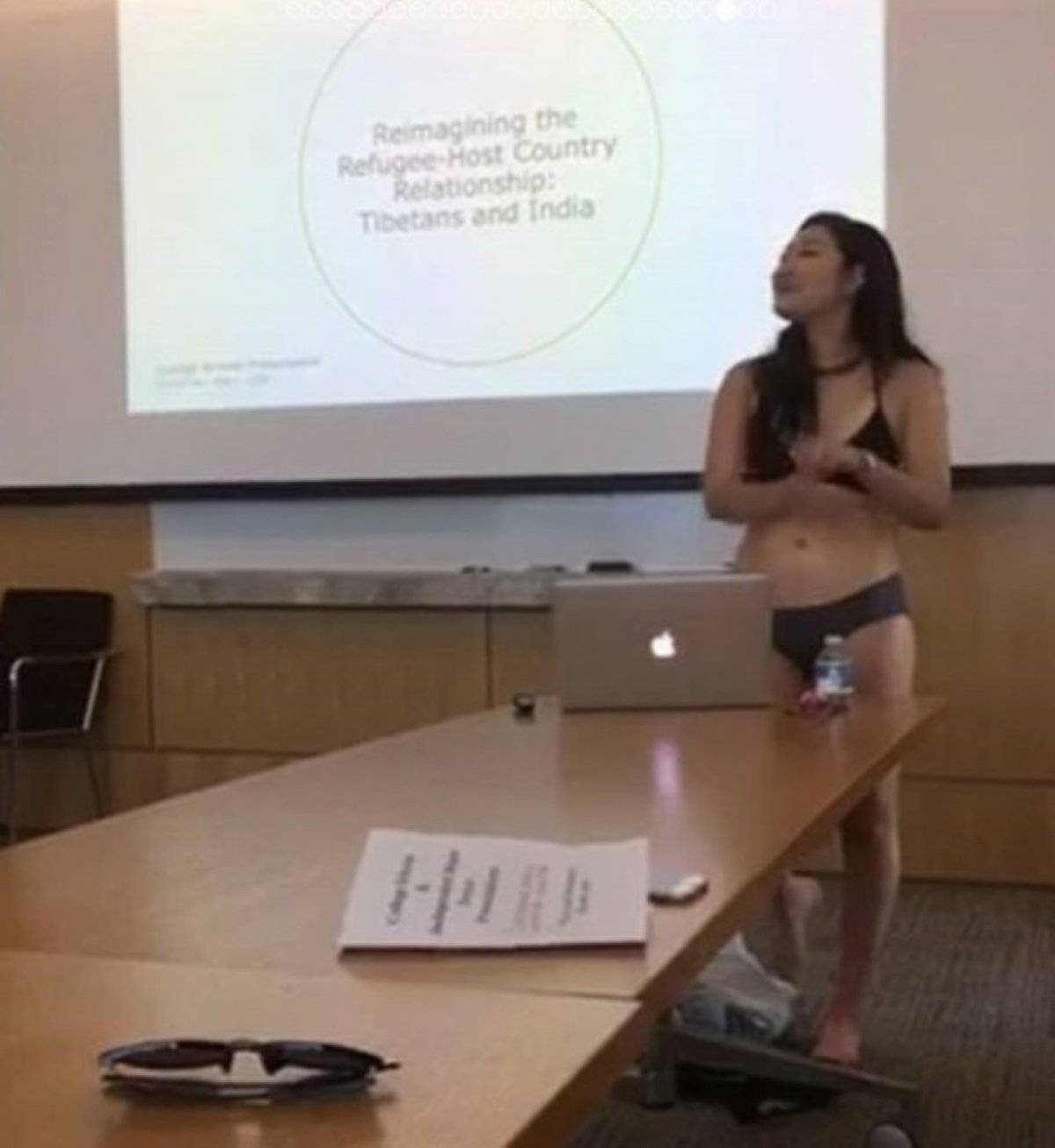 Estudiante desnuda protesta