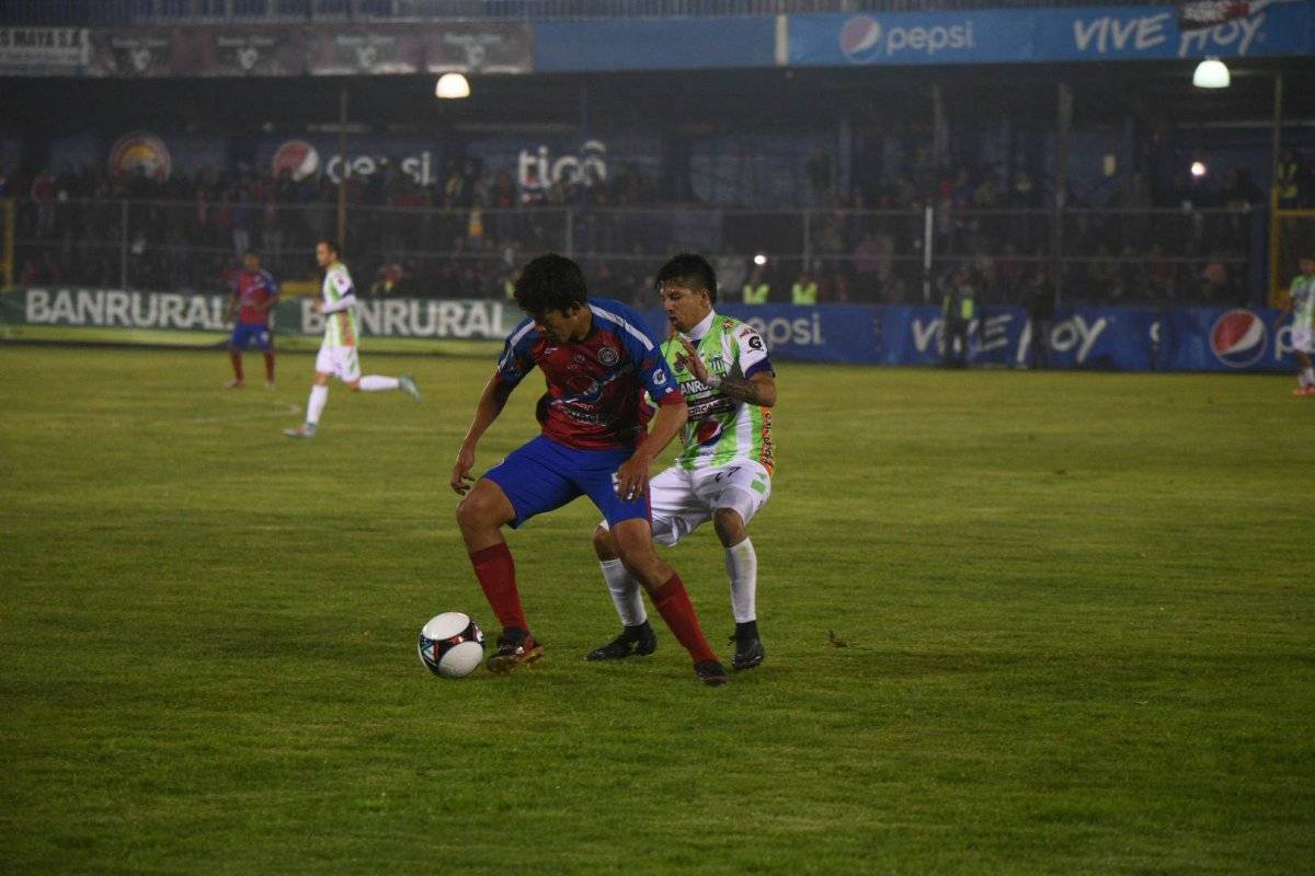 Héctor Moreira protege el balón ante Alejandro Díaz