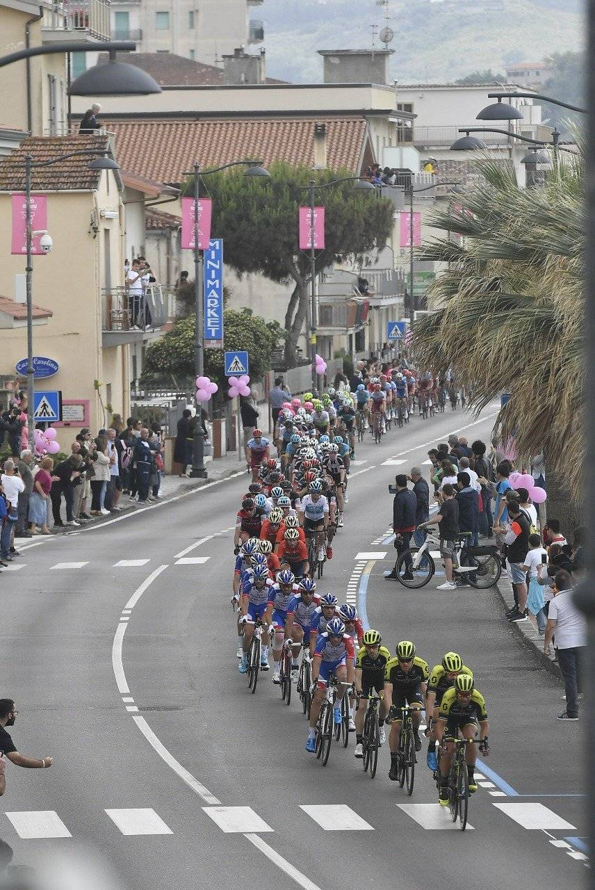 La caravana durante la octava etapa