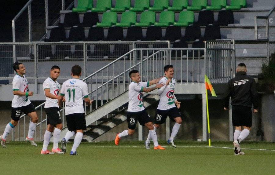 El festejo de gol de José Pérez que le dio el triunfo a Puerto Montt / Foto: Photosport