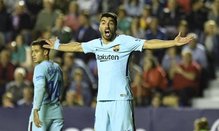 Luis Suárez protesta una decisión del árbitro