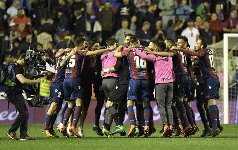 Los jugadores del Levante celebraron a lo grande su histórico triunfo
