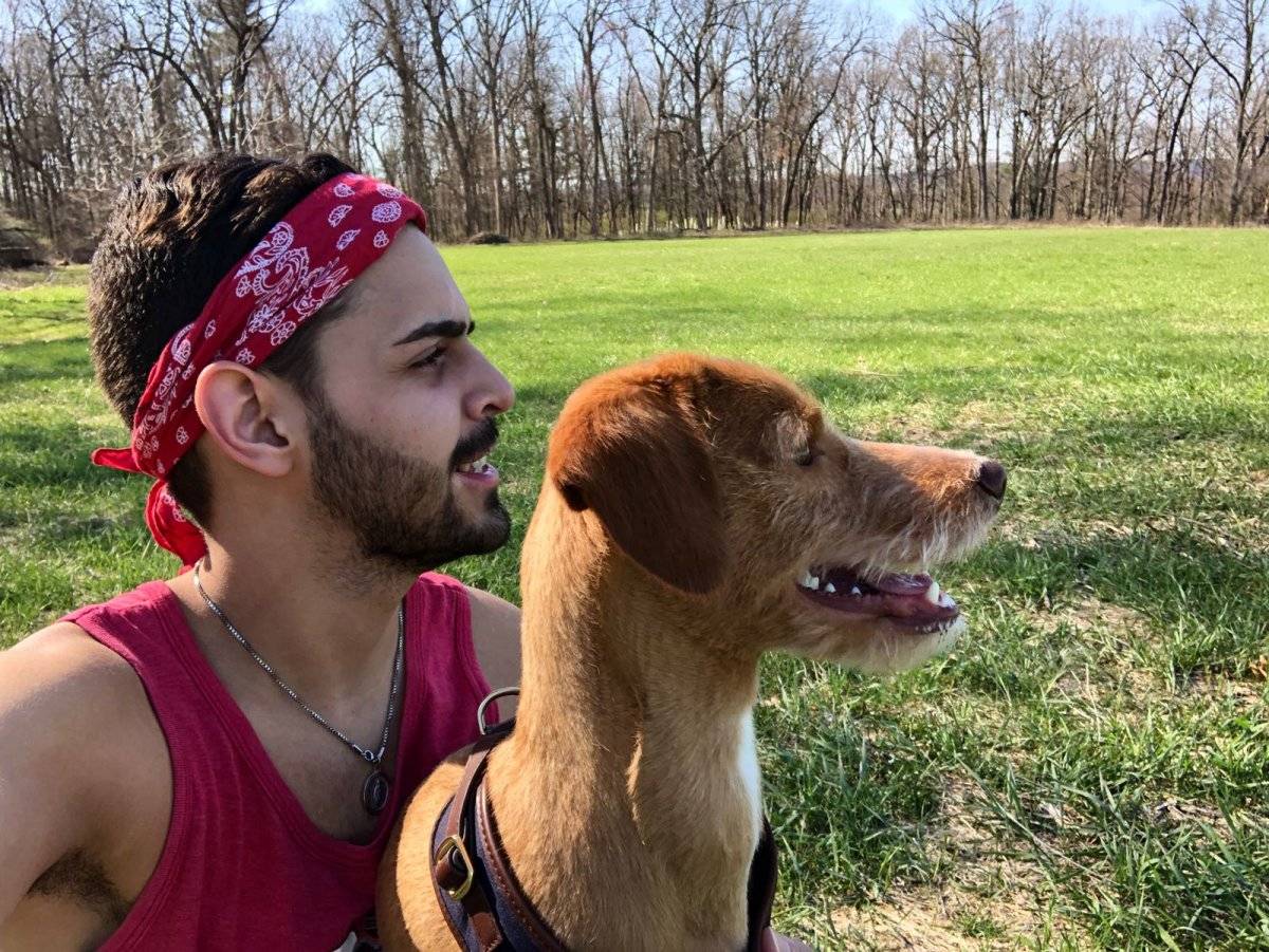 Manuel trabaja en la plataforma AccuWeather en Pensilvania. Lo acompaña su perrito Óscar.