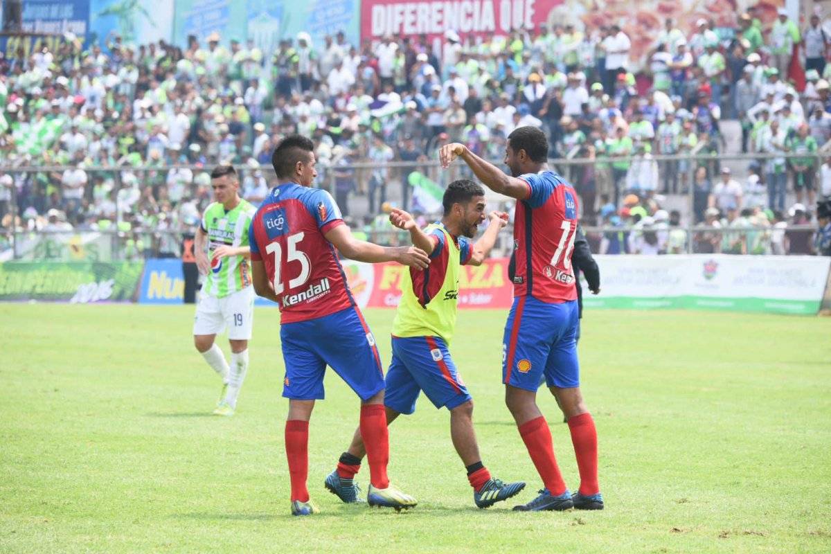 Los jugadores chivos celebraron su pase a las semifinales