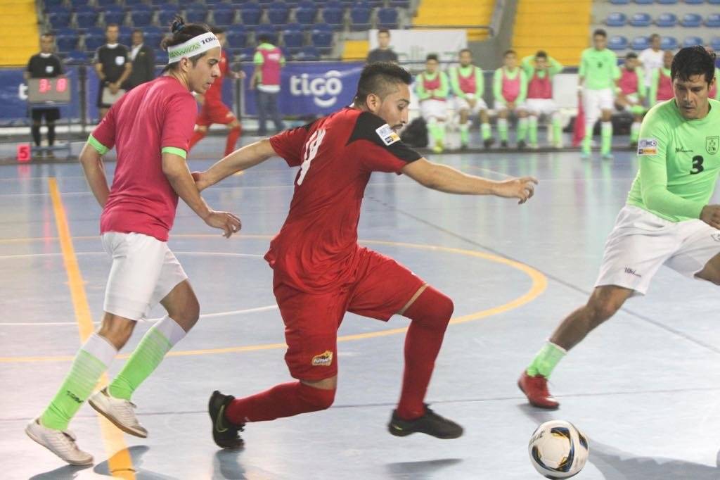Acción de la final entre Glucosoral y Legendarios