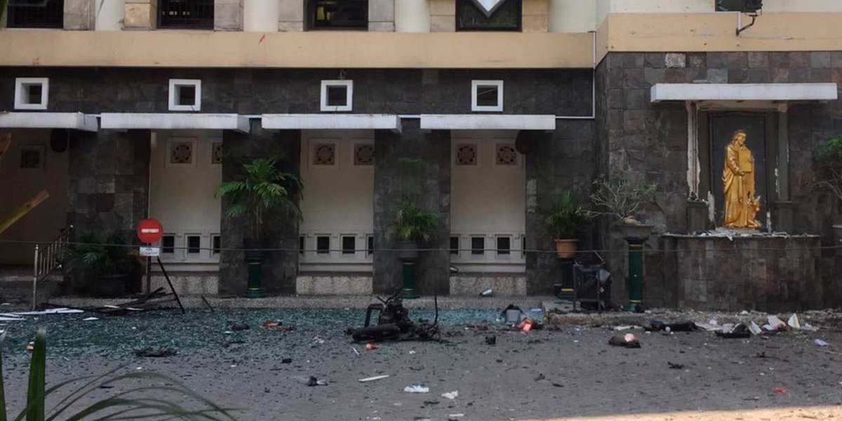 Una familia completa, incluyendo dos niñas, llevó a cabo tres ataques suicidas en iglesias cristianas en Indonesia dejando al menos 13 muertos