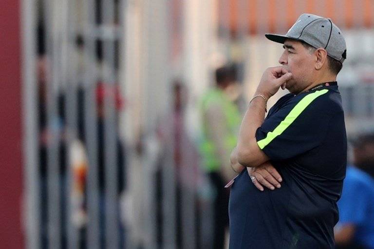 Maradona durante un partido en la liga de Emiratos Árabes Unidos