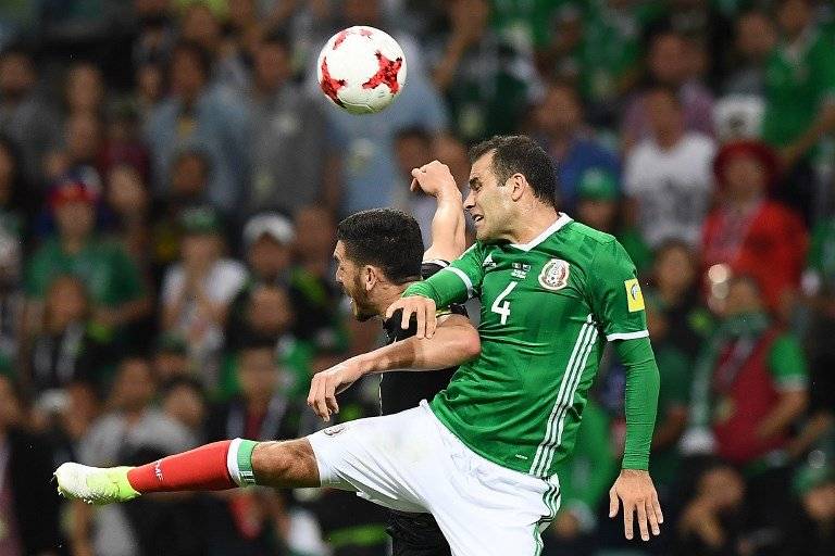 Rafael Márquez cabecea el balón durante un encuentro