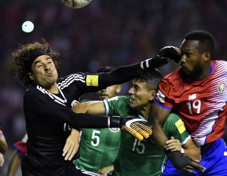 Guillermo Ochoa en el momento de hacer un despeje