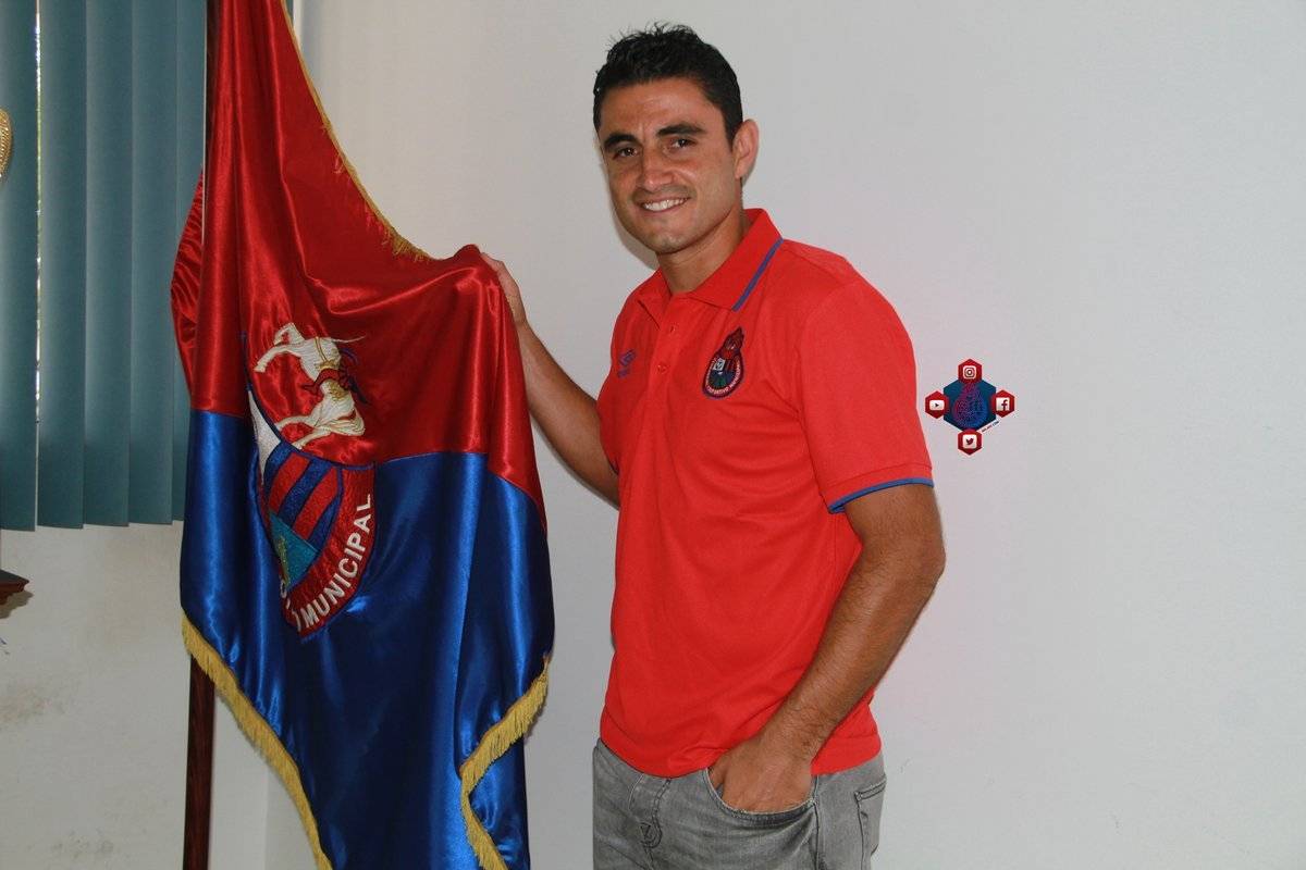 Samayoa ya se vistió de rojo.