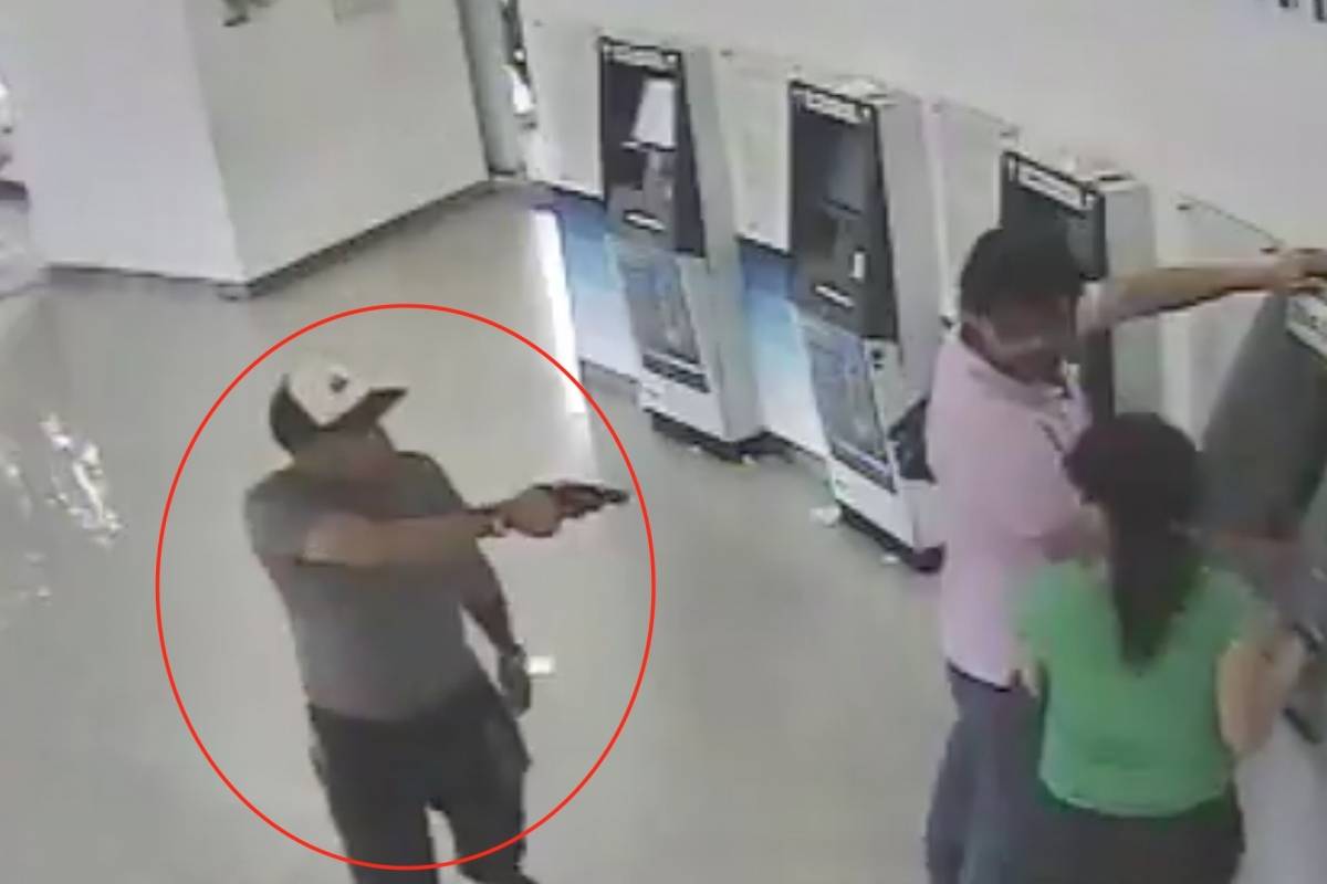 Pareja es asaltada dentro de cajero Pareja es asaltada dentro de cajero