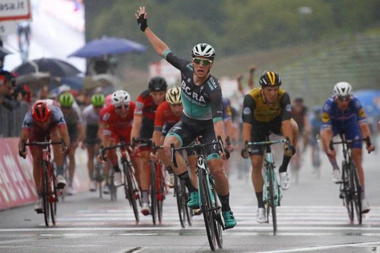 Momento en que Sam Bennett llega a la meta