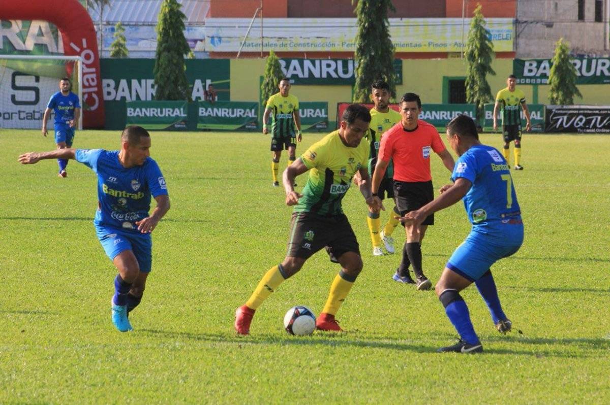 El hondureño Ángel Rodríguez tiene posesión del balón